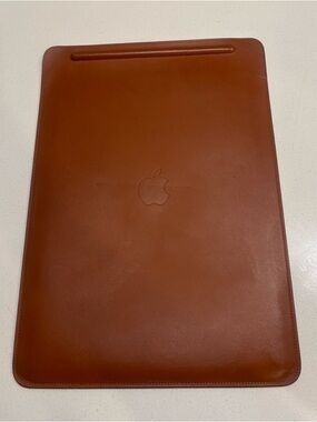 Apple Leather Tablet/iPad Sleeve in Saddle Brown